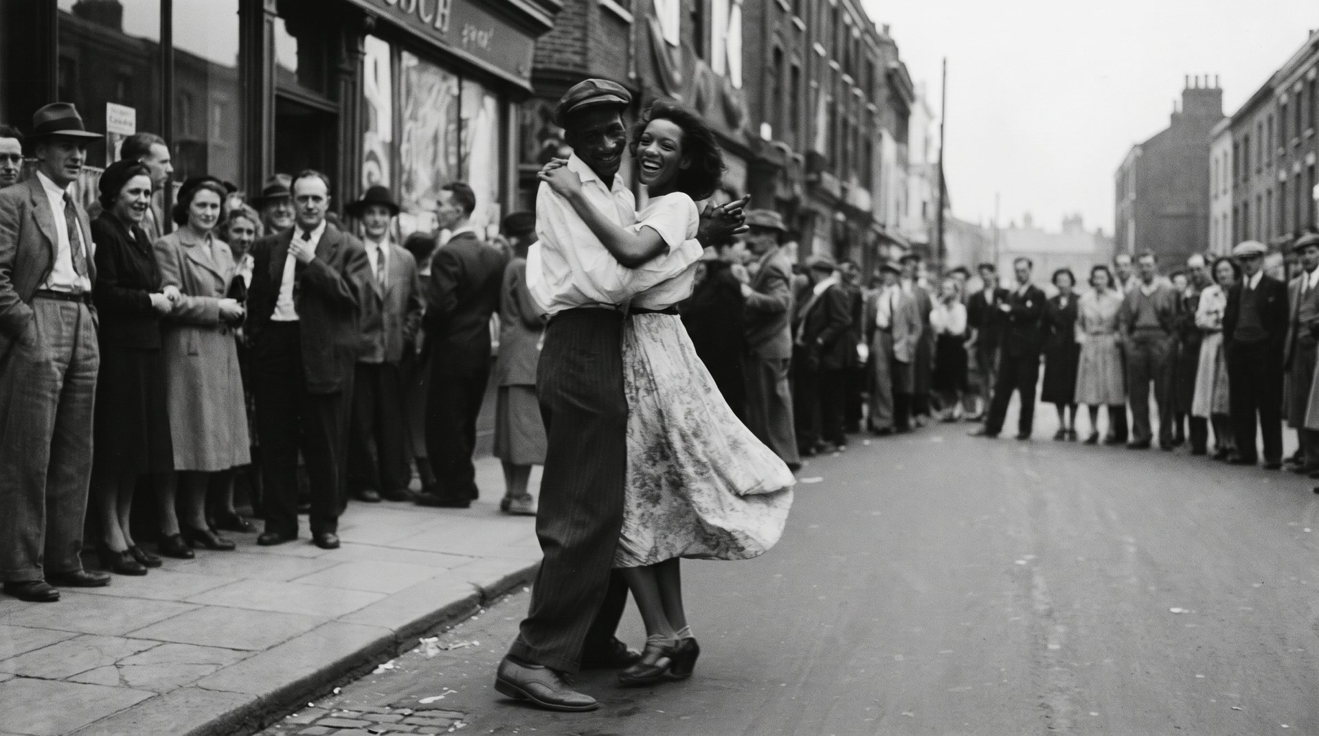 Fotografía antigua en blanco y negro: una pareja baila sonriente en la calle